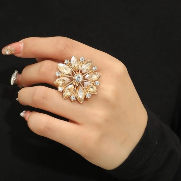 Rhinestone Flower Decor Ring - Picture 1 of 4